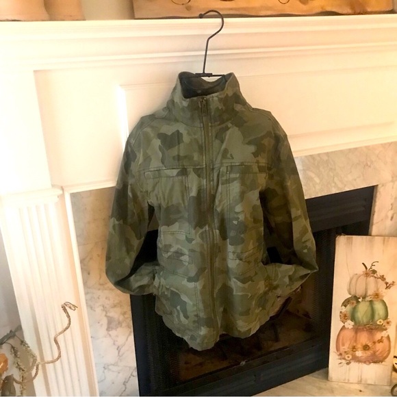 EUC Old Navy Woman’s Camouflage Jacket Size Small - Picture 3 of 11